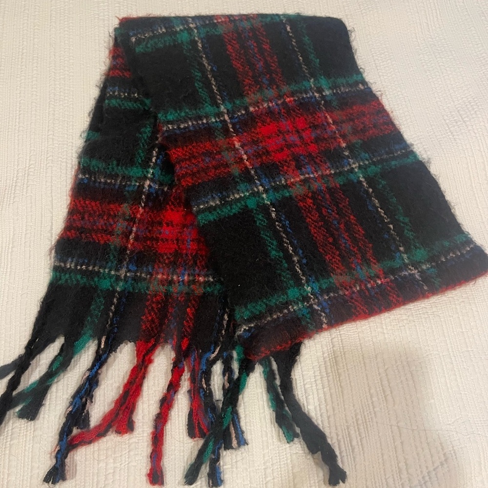 Preowned Victoria’s Secret scarf excellent condition